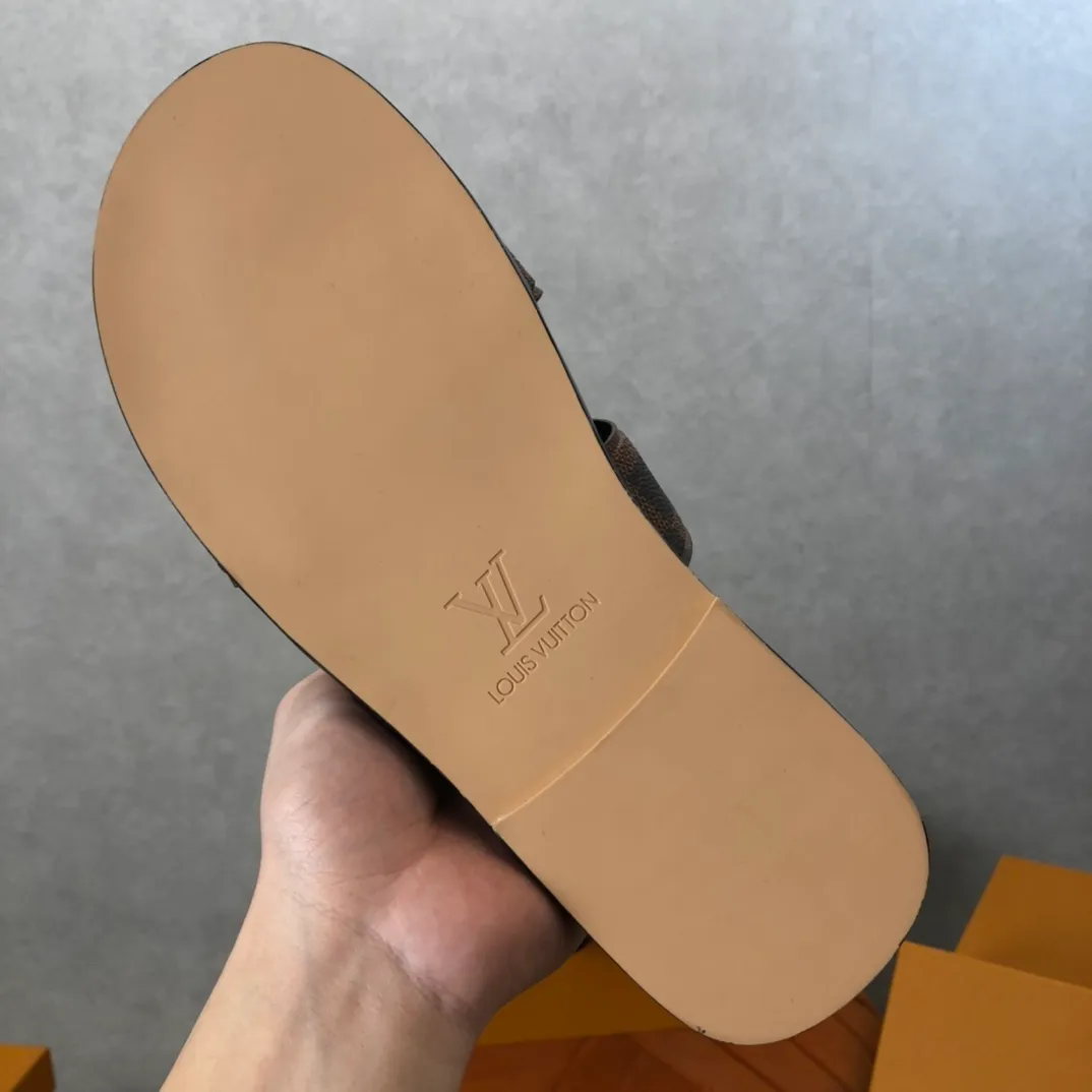 Factory price: 270💰LV counters are selling new brand luxury men's slippers, casual, loose and comfortable. The must-have model in the picture above [Happy][Happy], multiple colors available Size: 38-44, customized 45